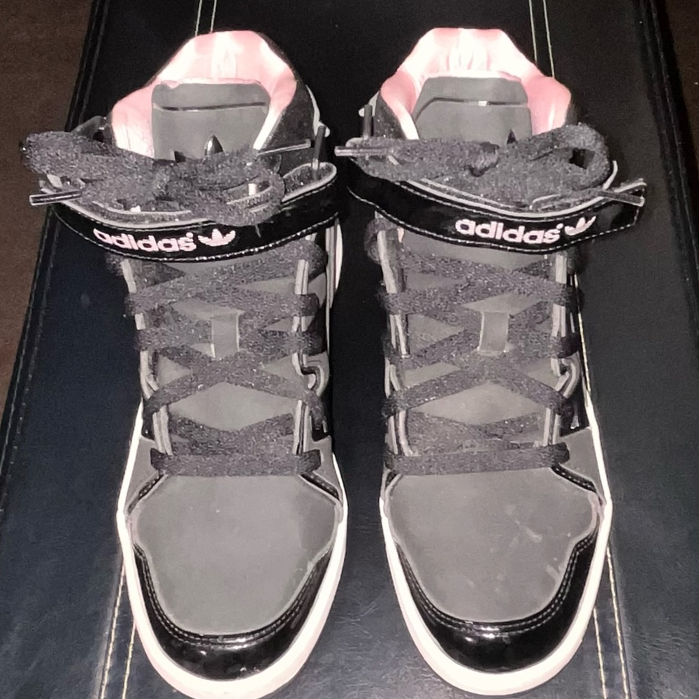 Women’s Adidas shoes size 7 1/2 pink/black